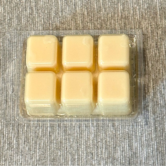 New Farm Raised Candles Pure Soy Wax Melts Farm House Fudge 3 oz - Picture 2 of 3